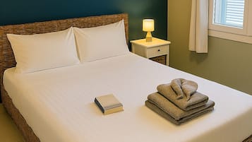 Een strijkplank/strijkijzer, reisbedje, wifi, beddengoed