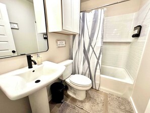 Shower, hair dryer, towels, shampoo - Bethel - 3BR/2BA - Rest and Comfort (Lubbock)