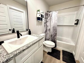 Shower, hair dryer, towels, shampoo - Bethel - 3BR/2BA - Rest and Comfort (Lubbock)