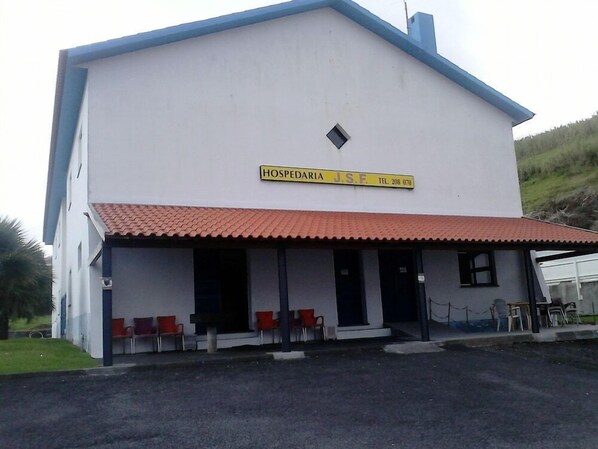 En bygning med et skilt, der viser 'HOSPEDARIA J.S.F.' og et telefonnummer.