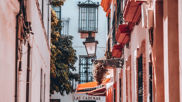 A narrow alleyway with buildings on either side, a street lamp, and a sign reading "LAS CADENAS". - Home2Book Family Stay Near Seville Center (Seville)