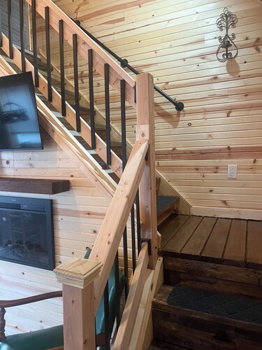 Enjoyable 2-bedroom cabin with AC in charming Marlinton.