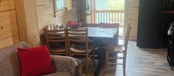 Enjoyable 2-bedroom cabin with AC in charming Marlinton.