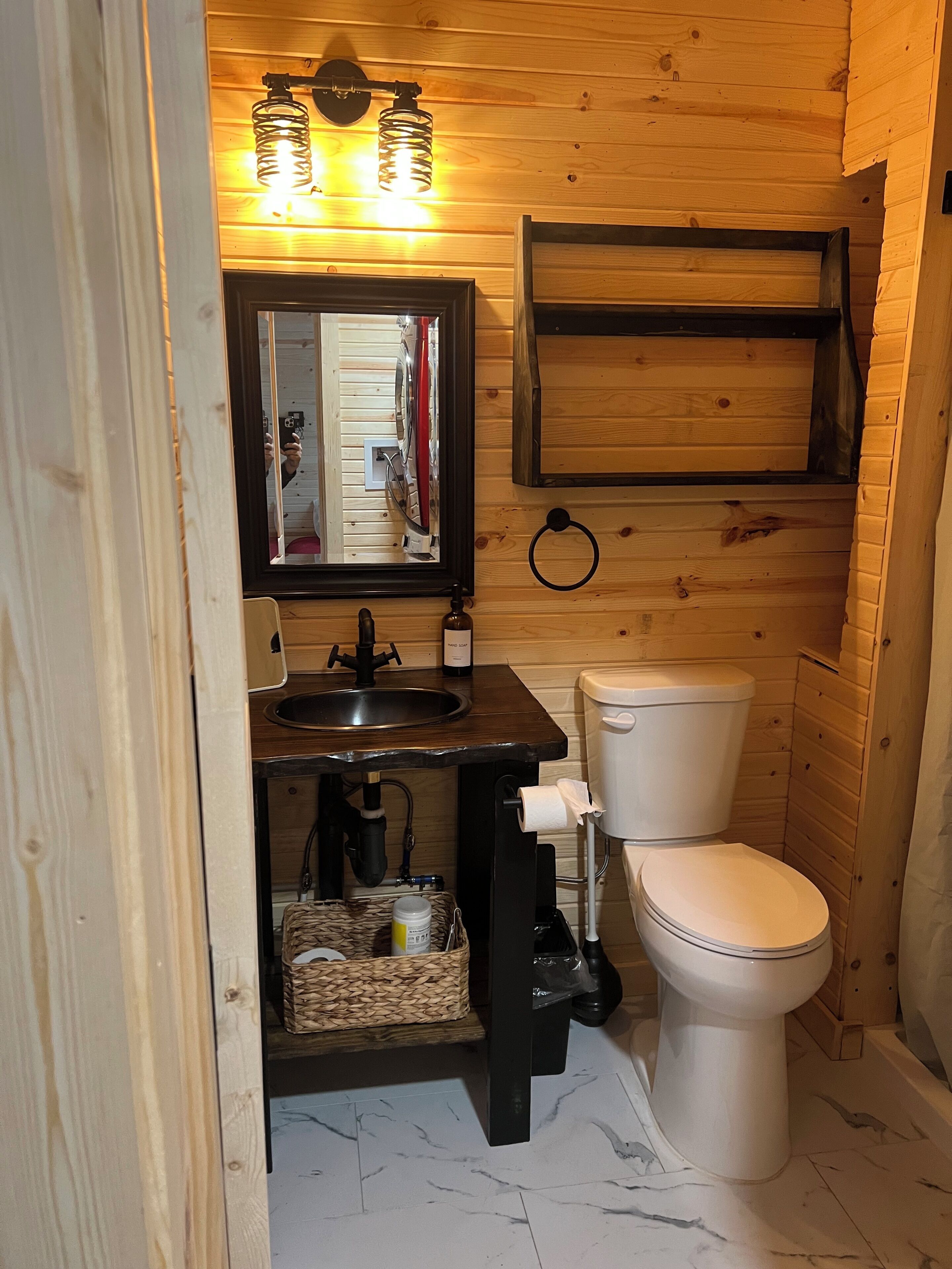 Dusche, Haartrockner, Handtücher, Toilettenpapier