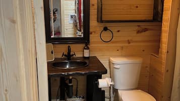 Een douche, een haardroger, handdoeken, toiletpapier