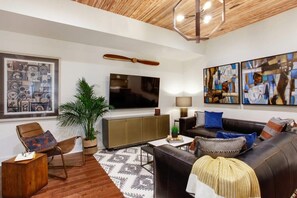 TV, offices - Modern 2BR Condo, Heart of Savannah Nightlife (Savannah)