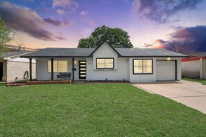 Exterior - Modern Brick Retreat / Fresh Atmosphere (Houston)