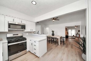 Fridge, microwave, oven, stovetop - Modern Brick Retreat / Fresh Atmosphere (Houston)