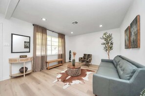 Smart TV, offices - Modern Brick Retreat / Fresh Atmosphere (Houston)