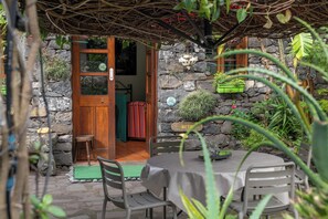 Outdoor dining - Casa Belo Jardim - Studio with garden (Arco da Calheta)