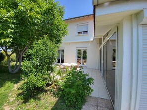 Outdoor dining - House Venitia 14 persons (AUSSONNE)