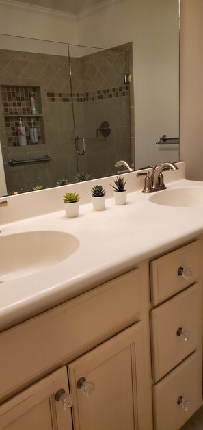Shower, hair dryer, towels, soap - Golf Cart Included - 3BR, 2BA - 2 Blocks to Beach - 3 Pools Nearby -Tidal Marsh (Saint Helena Island)