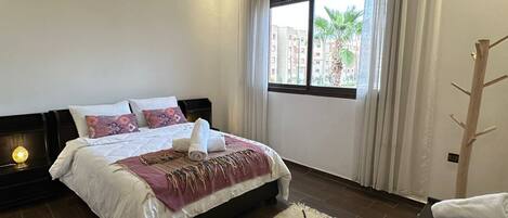 Tabla de planchar con plancha, wifi y ropa de cama