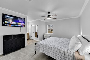 3 bedrooms, desk, free WiFi, bed sheets - Bedford Bungalow Prime DFW Location Near Everything (Bedford)