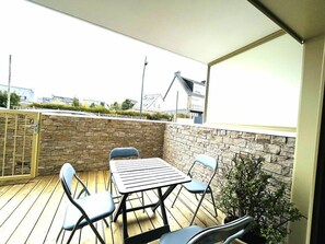 Outdoor dining - Charming brand new and fully equipped studio in the heart of Ploemeur (PLOEMEUR)