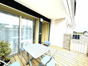 Outdoor dining - Charming brand new and fully equipped studio in the heart of Ploemeur (PLOEMEUR)