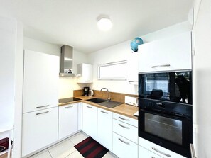 Fridge, cookware/dishes/utensils - Charming brand new and fully equipped studio in the heart of Ploemeur (PLOEMEUR)
