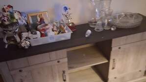 Ett träskåp med lådor, en bänkskiva med diverse föremål och en mönstrad matta.