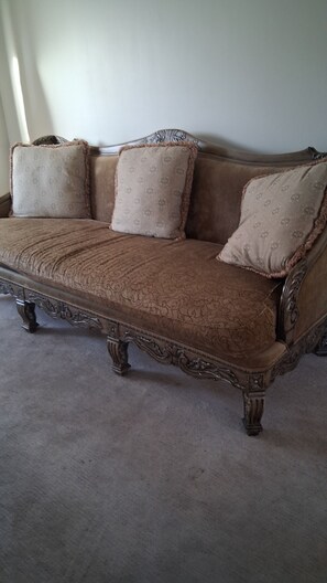 A vintage sofa with ornate legs and floral-patterned cushions. - Peaceful 3bedroom estate with AC in Edgewater Park (Edgewater Park)