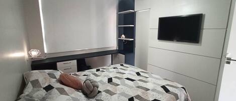 Tabla de planchar con plancha, internet y ropa de cama