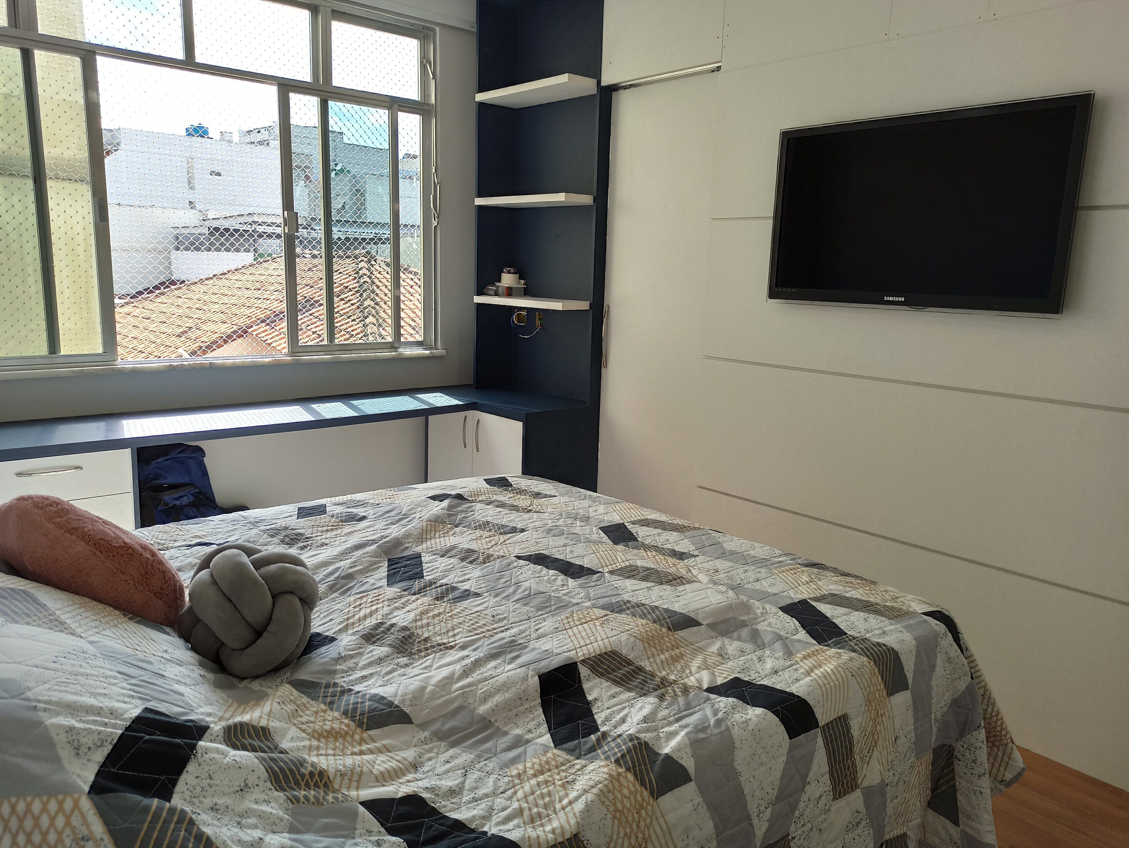 Ferros/tábuas de passar roupa, acesso à internet, roupa de cama