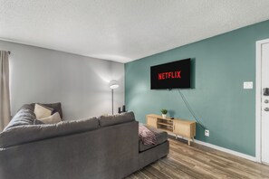 Living area - Arlington | 3 Min Walk to ATT | 2BR | Free Parking (Arlington)