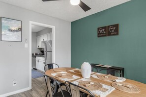 Dining - 3 Min Walk to AT&T | 2BR | Parking + Pets + Gym (Arlington)