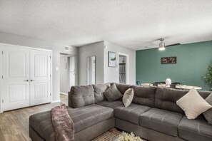 TV - 3 Min Walk to AT&T | 2BR | Parking + Pets + Gym (Arlington)