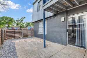 Terrace/patio - Arlington | 3 Min Walk to ATT | 2BR | Free Parking (Arlington)