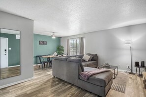 Living area - Arlington | 3 Min Walk to ATT | 2BR | Free Parking (Arlington)