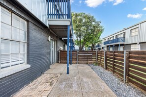 Property grounds - Arlington | 3 Min Walk to ATT | 2BR | Free Parking (Arlington)