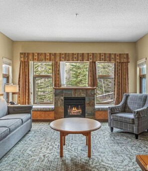 TV, fireplace - Banff/Canmore Suite Sleeps 8 - Free Undergrnd parking - Available July 4-July 11 (Canmore)