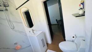 Regadera, toallas, jabón, papel de baño 