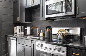 Geladeira, micro-ondas, fogão, cooktop