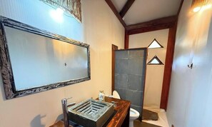 Cabaña Deluxe, patio, vista al jardín | Baño
