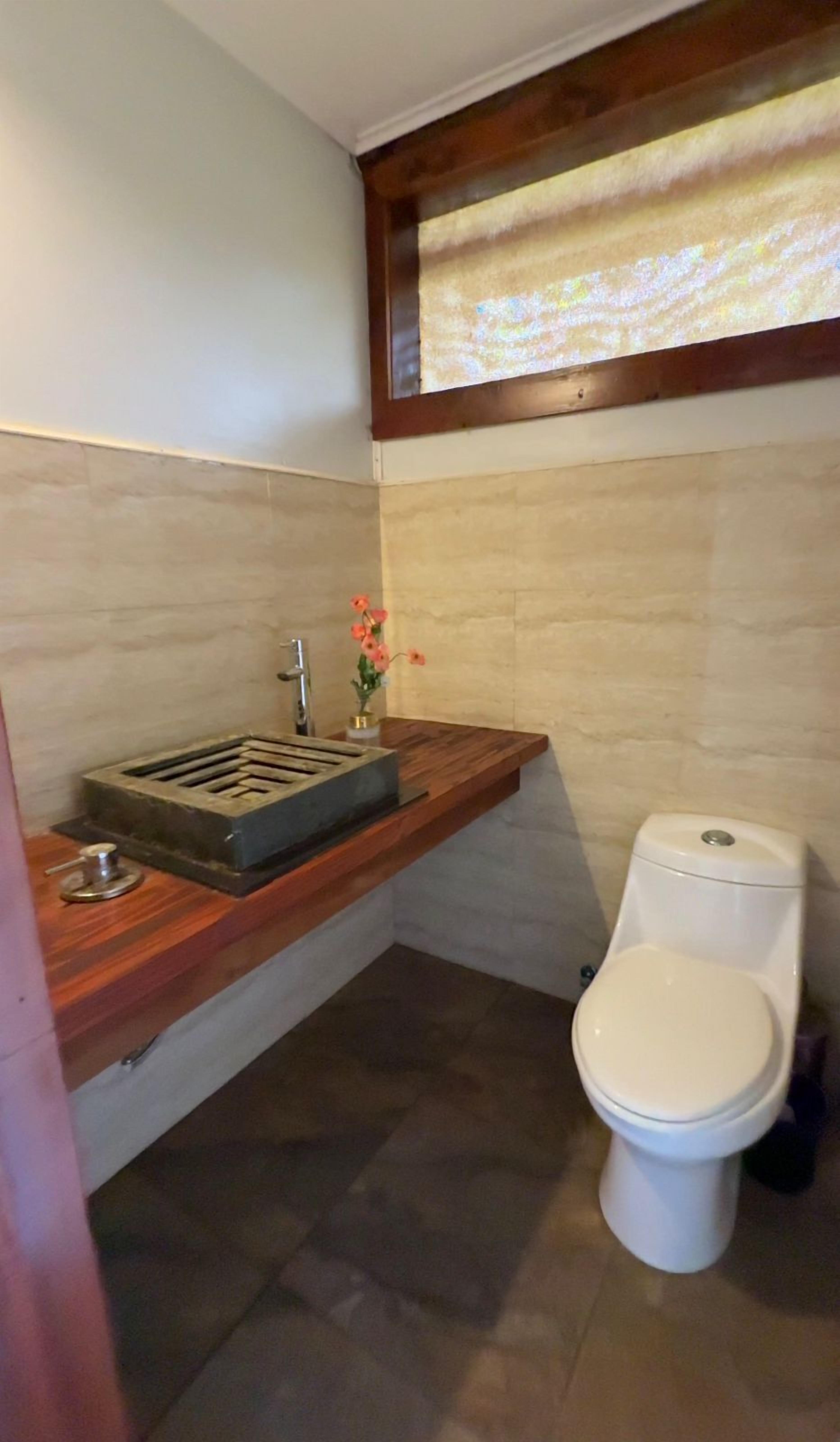 Deluxe-telttamajoitus, patio, näköala puutarhaan | Kylpyhuone