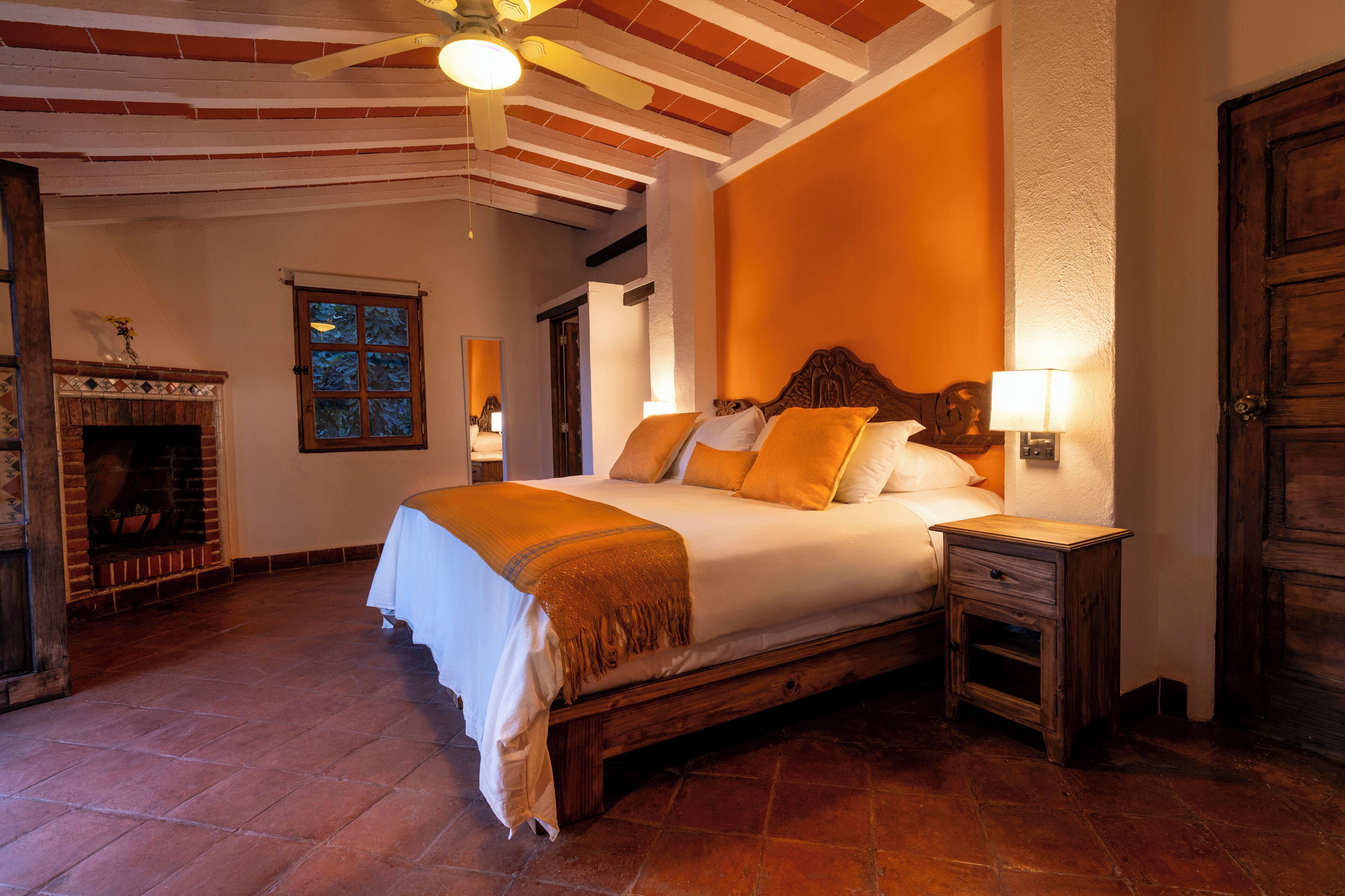 Suite Magnolia | Hypo-allergenic bedding, blackout drapes, iron/ironing board, free WiFi