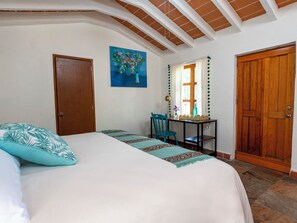 Suite Flor de Loto | Hypo-allergenic bedding, blackout drapes, iron/ironing board, free WiFi - LUZ KAUANI (Tepoztlan)