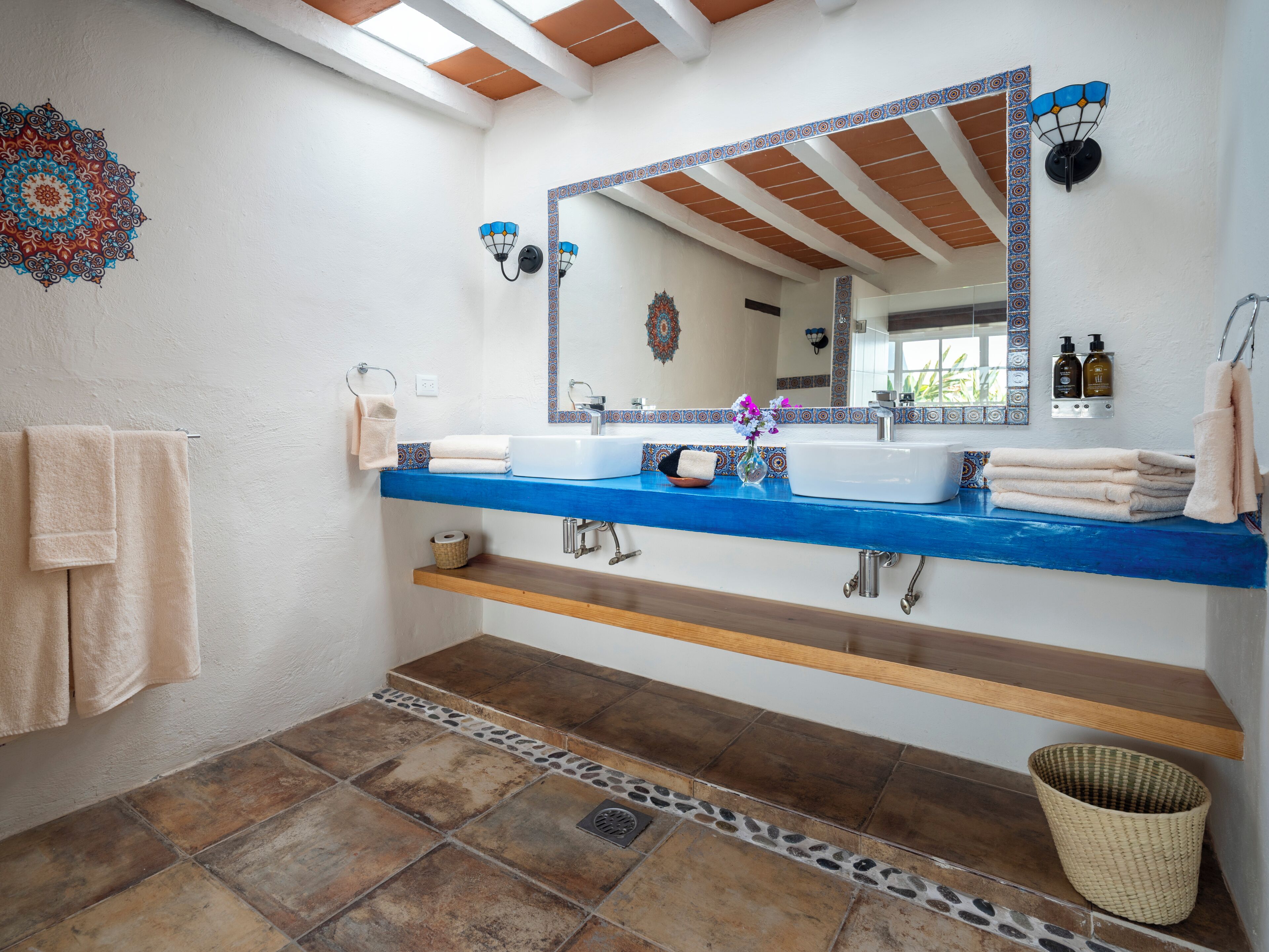 Suite Deluxe, vistes a la piscina | Bany | Dutxa i capçal de dutxa tipus cascada 