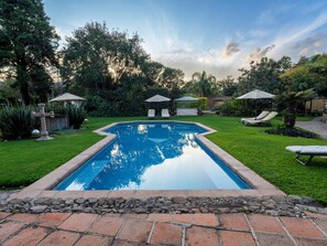 Outdoor pool, pool umbrellas, sun loungers - LUZ KAUANI (Tepoztlan)