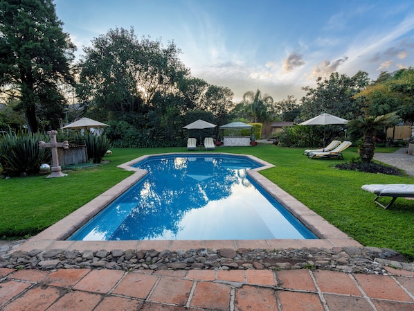 Outdoor pool, pool umbrellas, sun loungers - LUZ KAUANI (Tepoztlan)