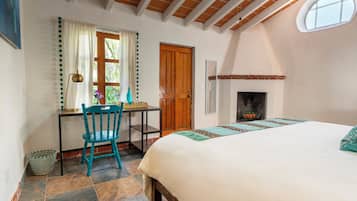 Suite Flor de Loto | Hypo-allergenic bedding, blackout drapes, iron/ironing board, free WiFi