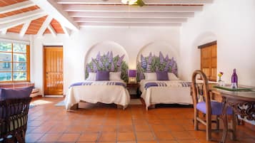 Habitación doble Confort, vista al jardín | Ropa de cama hipoalergénica, edredón y cortinas blackout