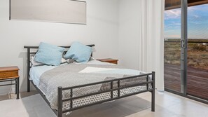 Iron/ironing board, bed sheets