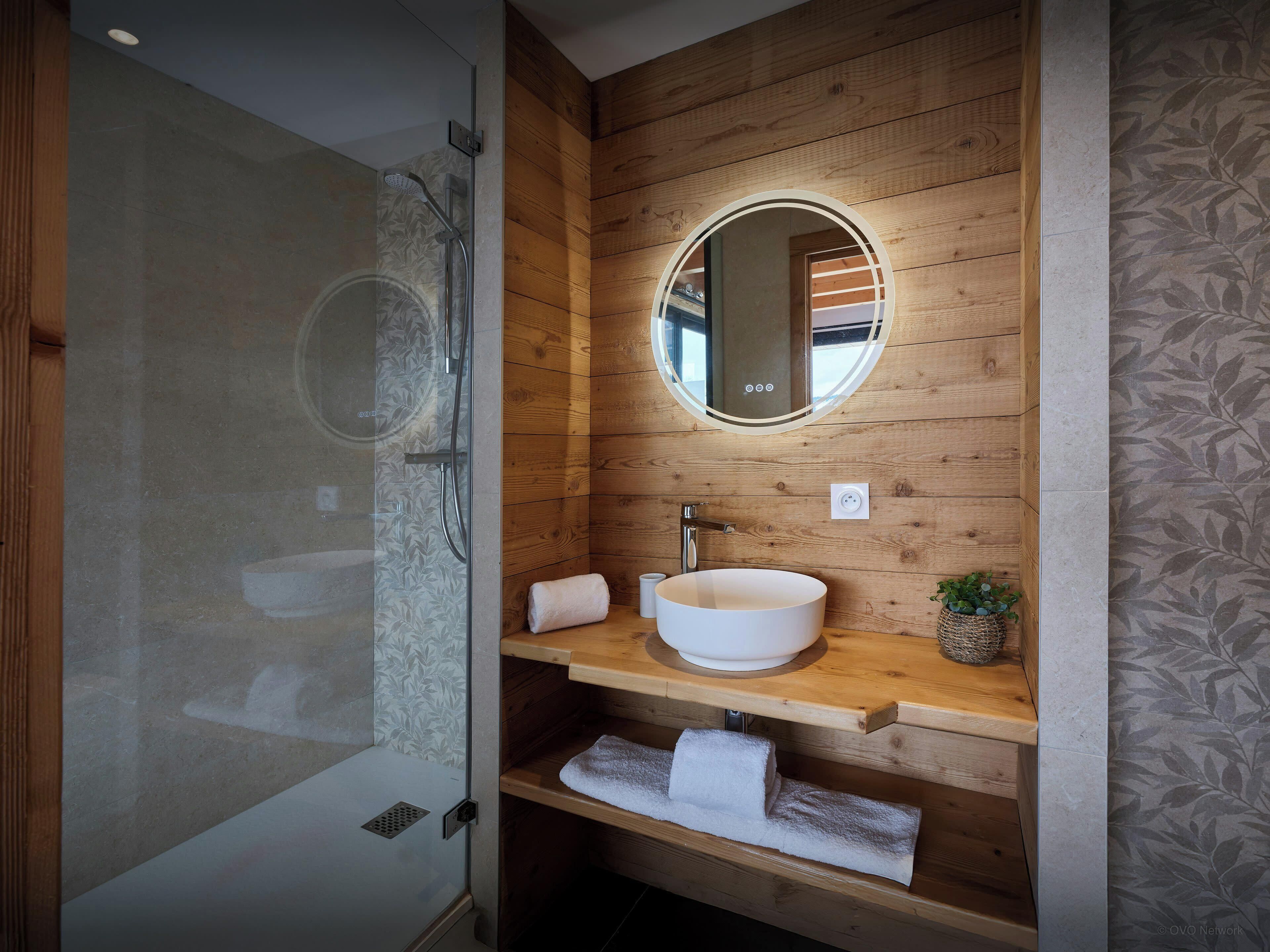 Een douche, een haardroger, handdoeken