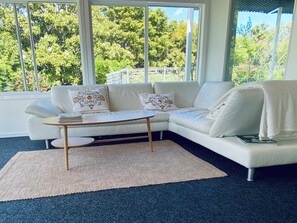 Living area - Mission Retreat - spacious and peaceful (Kerikeri)
