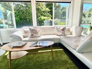 Living area - Mission Retreat - spacious and peaceful (Kerikeri)