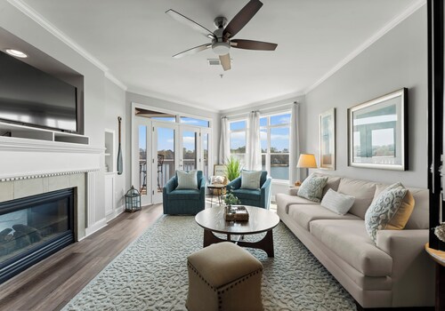 Lakeside Loft |Luxury Penthouse - Restaurants, Community Pool, Massage, and More!