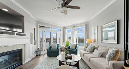 Lakeside Loft |Luxury Penthouse - Restaurants, Community Pool, Massage, and More!