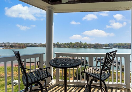 Lakeside Loft |Luxury Penthouse - Restaurants, Community Pool, Massage, and More!